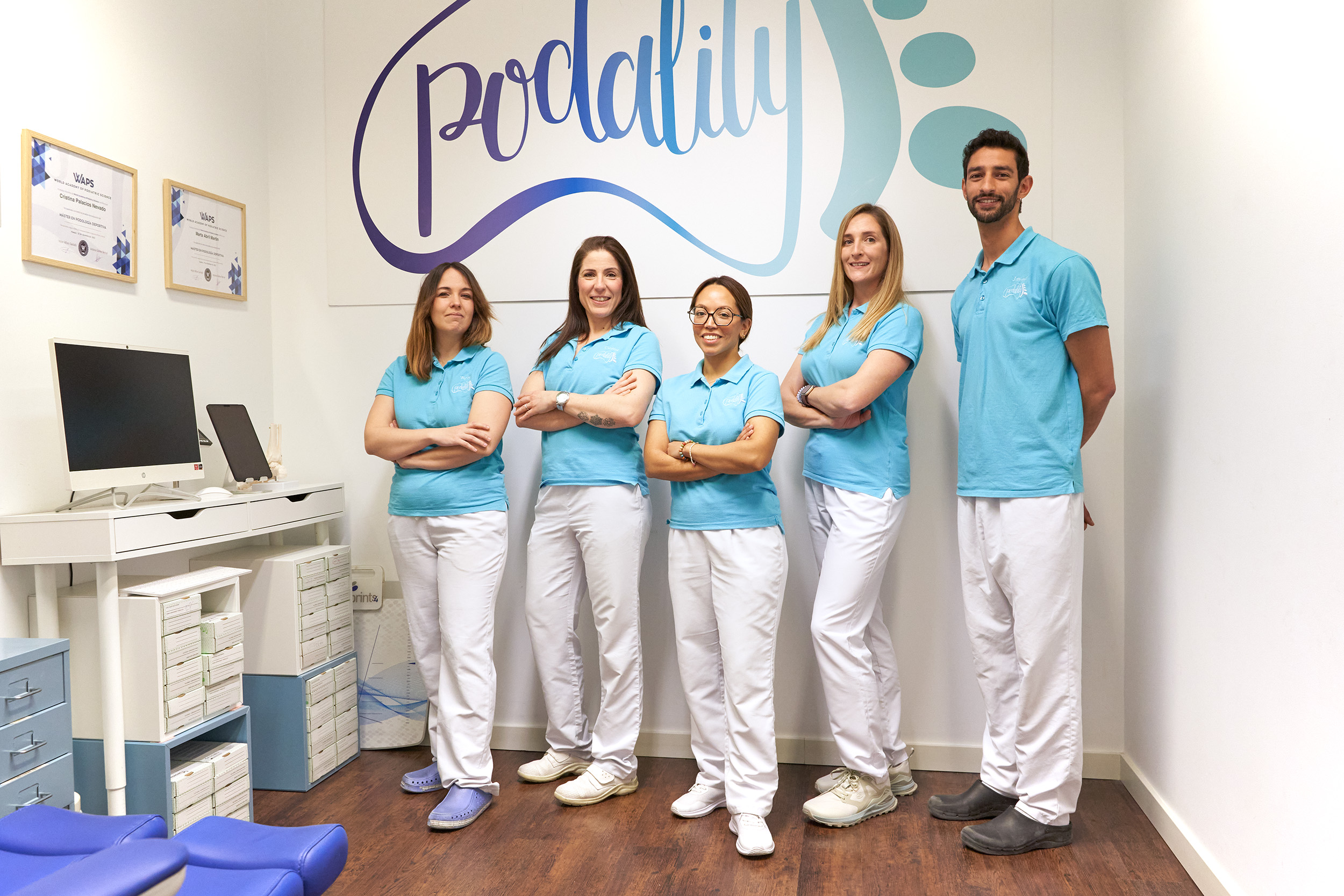 Imagen equipo completo de trabajo en sala de podología