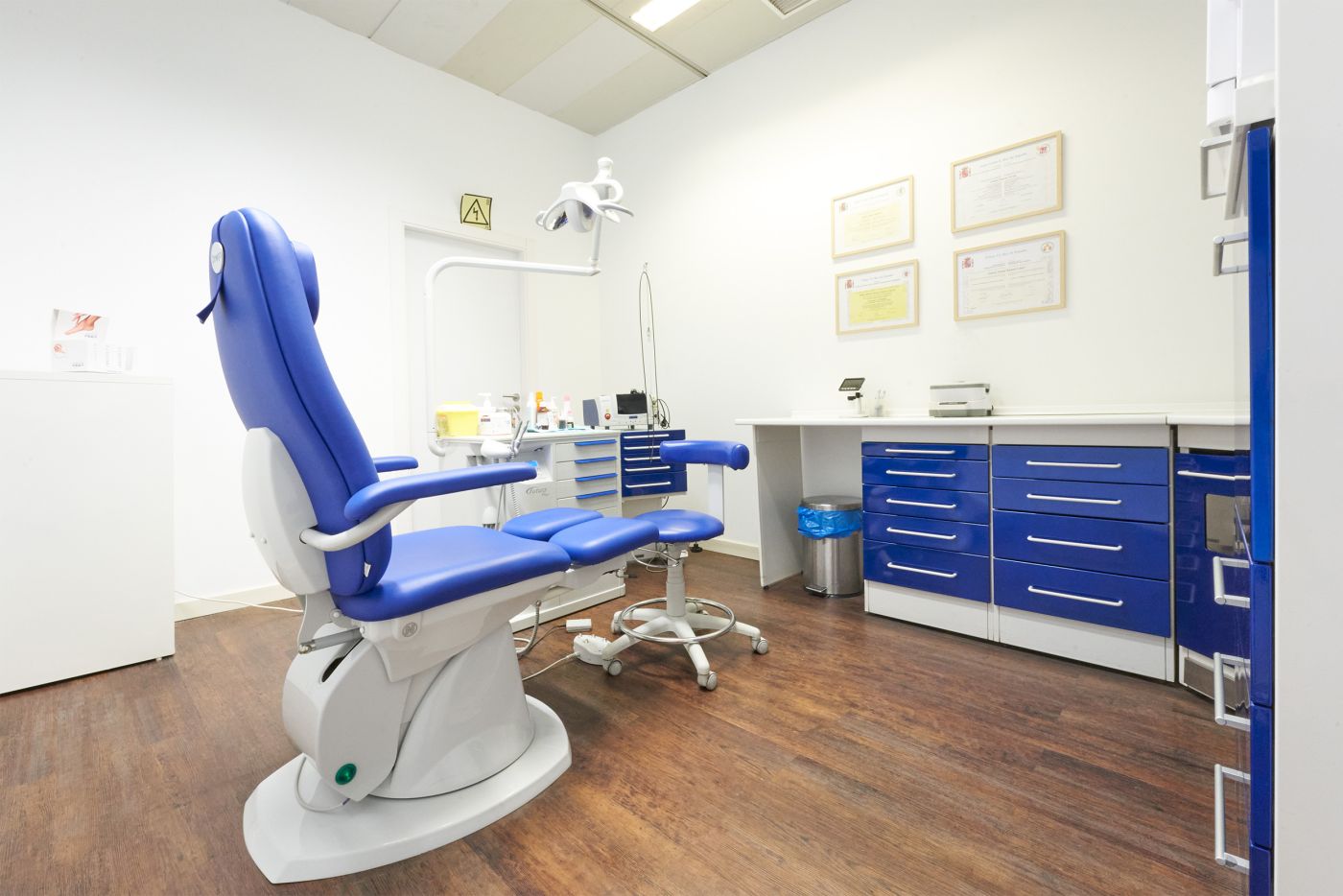 Imagen clínica con asiento azul reclinable