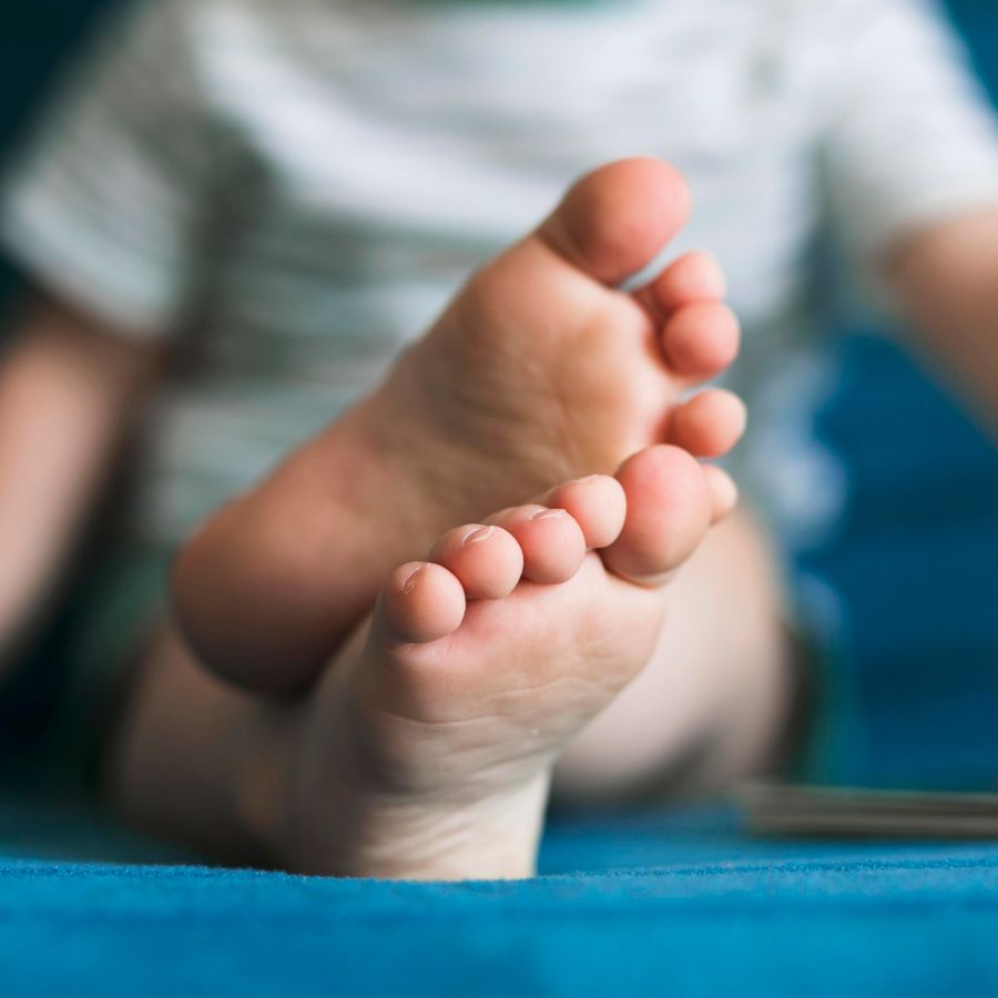 Imagen Podología infantil y geríatrica con pies de niños