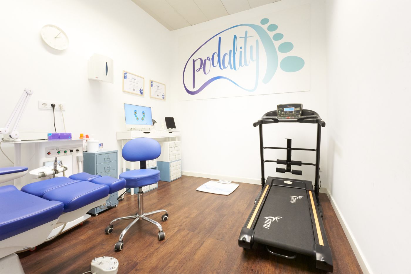 Imagen de la clínica de la sala de plantillas con cinta de caminar