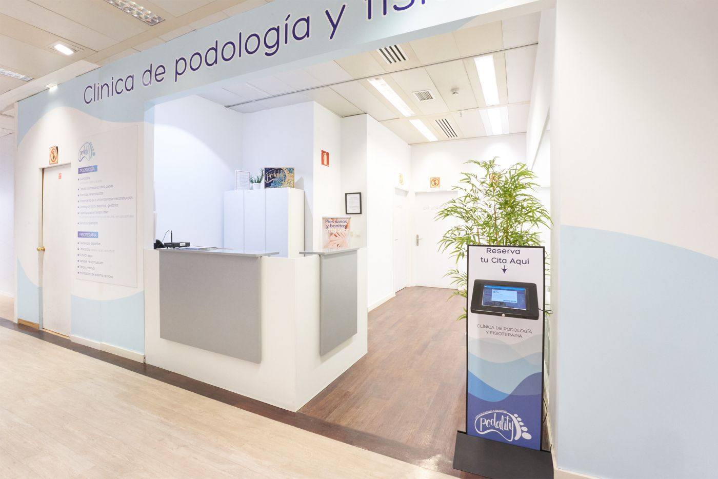 Imagen de la entrada a la clínica que está dentro del corte inglés